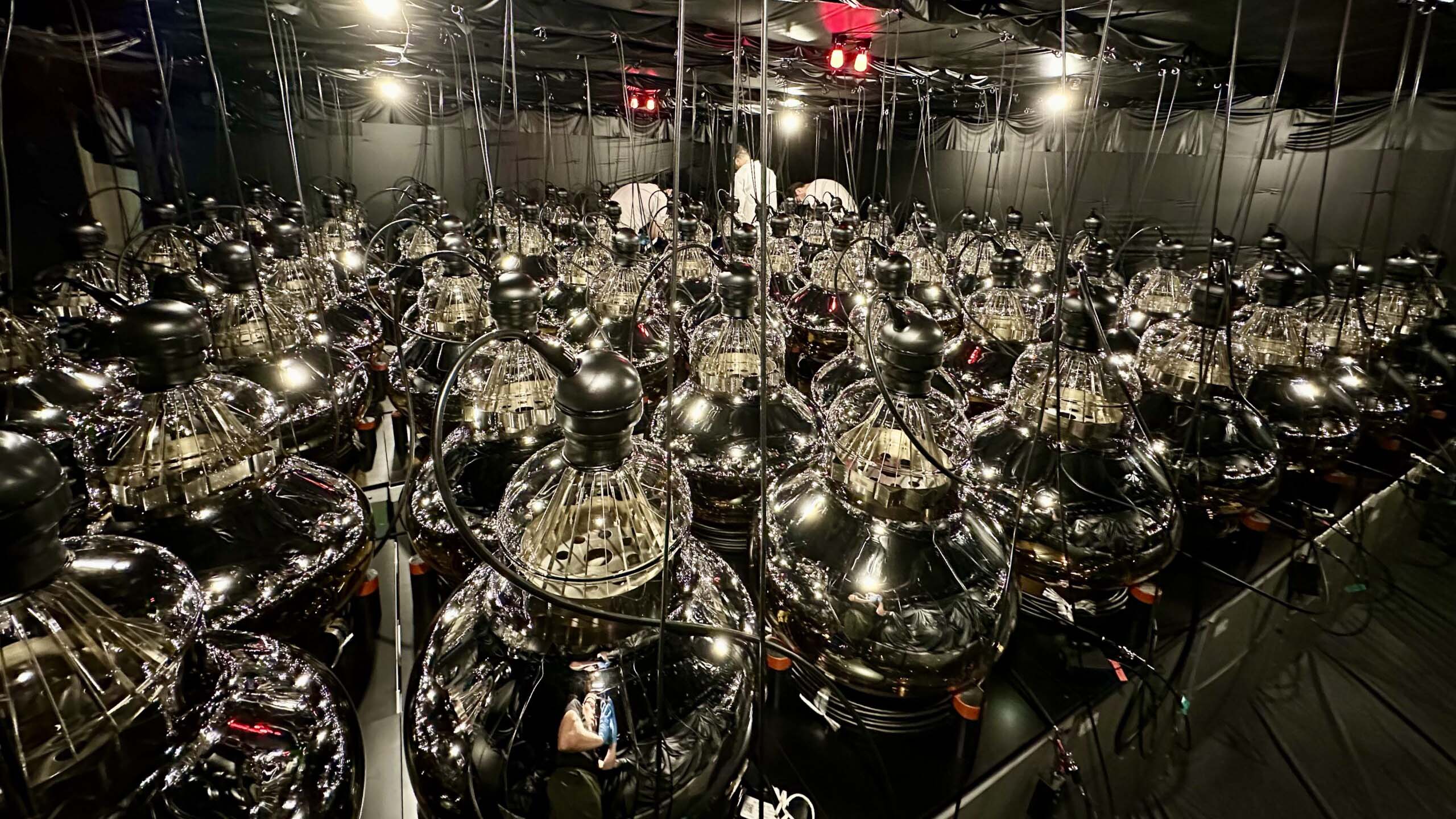 Photo prise à l'intérieur du futur détecteur de neutrinos Hyper-Kamiokande.