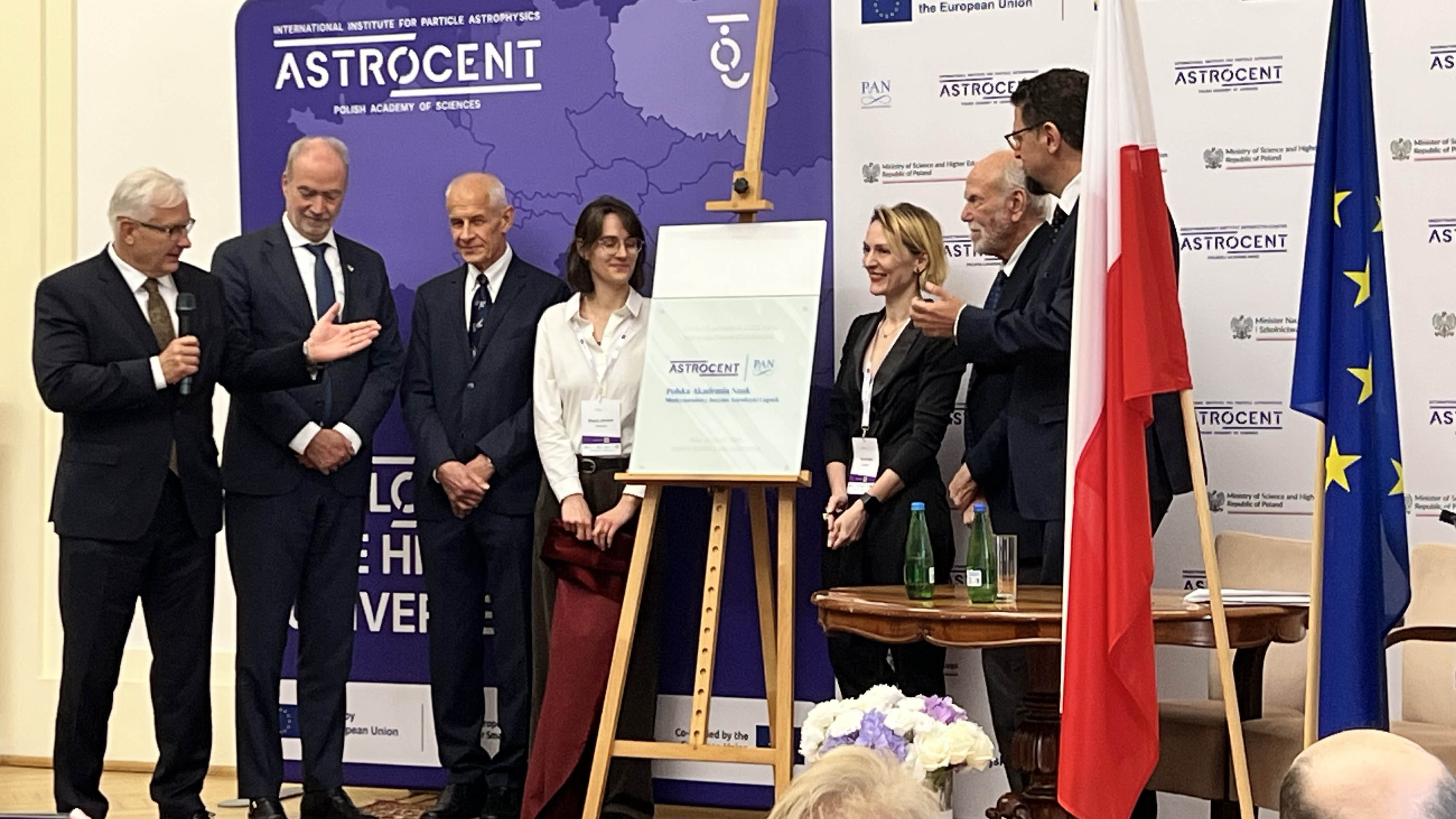 Photo de groupe devant la plaque inaugurale d'Astrocent.