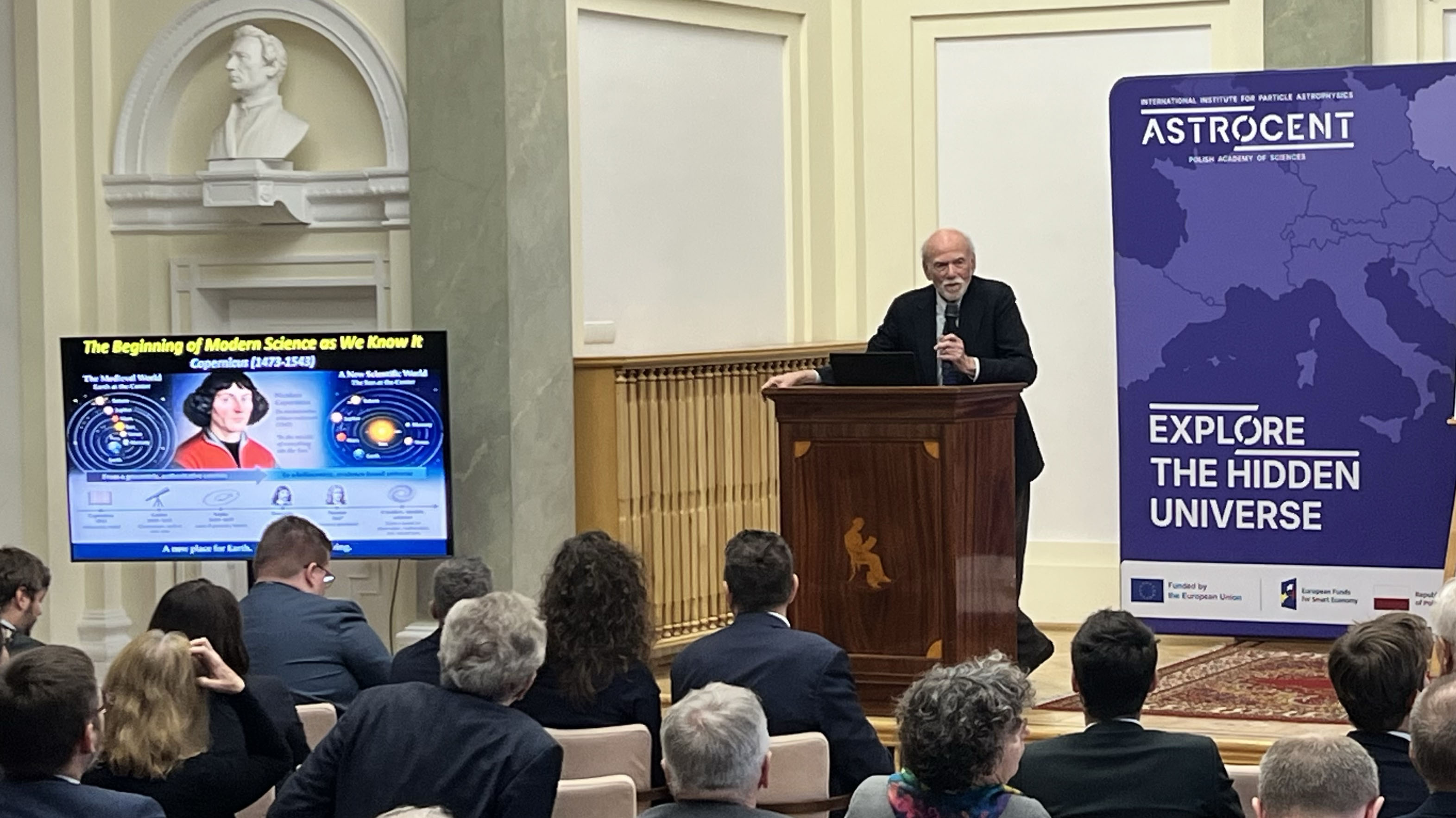 Barry Barish tenant une conférence.