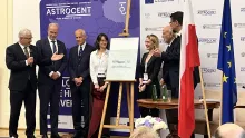 Photo de groupe devant la plaque inaugurale d'Astrocent.